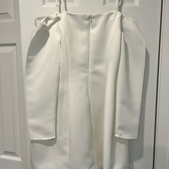 Elliatt Vida Off-Shoulder White Long Sleeve Dress Elliatt Vida Off-Shoulder White Long Sleeve Dress